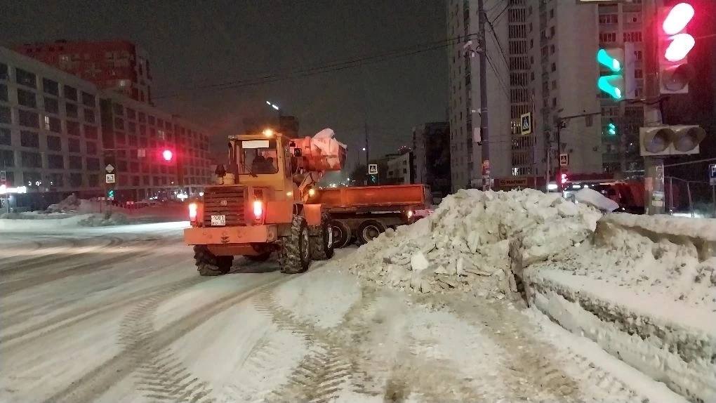 Ночная уборка снега. В оперативном режиме организована уборка и вывоз снега с улиц города, подсыпка дорог и тротуаров противогололедными материалами, уборка остановок общественного транспорта Большой проблемой для выполнения... Ночная уборка снега. В оперативном режиме организована уборка и вывоз снега с улиц города, подсыпка дорог и тротуаров противогололедными материалами, уборка остановок общественного транспорта Большой проблемой для выполнения...