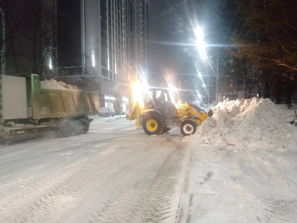Ночная уборка снега. В оперативном режиме организована уборка и вывоз снега с улиц города, подсыпка дорог и тротуаров противогололедными материалами, уборка остановок общественного транспорта Большой проблемой для выполнения... Ночная уборка снега. В оперативном режиме организована уборка и вывоз снега с улиц города, подсыпка дорог и тротуаров противогололедными материалами, уборка остановок общественного транспорта Большой проблемой для выполнения...