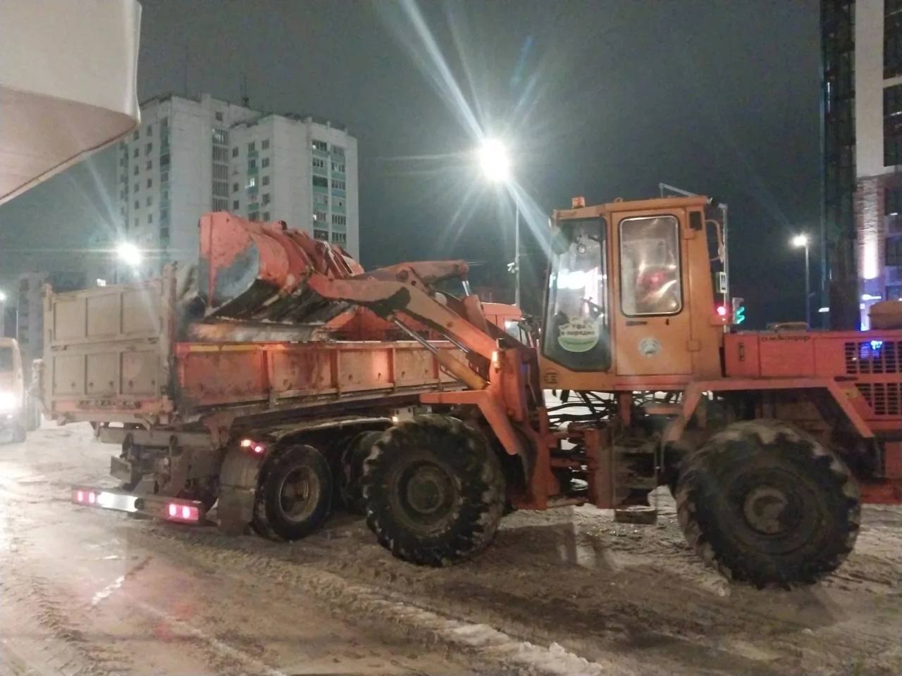 Ночная уборка снега. В оперативном режиме организована уборка и вывоз снега с улиц города, подсыпка дорог и тротуаров противогололедными материалами, уборка остановок общественного транспорта Большой проблемой для выполнения... Ночная уборка снега. В оперативном режиме организована уборка и вывоз снега с улиц города, подсыпка дорог и тротуаров противогололедными материалами, уборка остановок общественного транспорта Большой проблемой для выполнения...