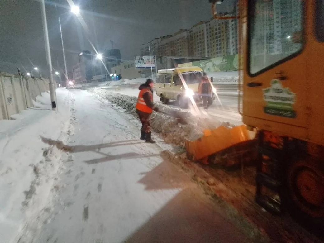 Ночная уборка снега. В оперативном режиме организована уборка и вывоз снега с улиц города, подсыпка дорог и тротуаров противогололедными материалами, уборка остановок общественного транспорта Большой проблемой для выполнения... Ночная уборка снега. В оперативном режиме организована уборка и вывоз снега с улиц города, подсыпка дорог и тротуаров противогололедными материалами, уборка остановок общественного транспорта Большой проблемой для выполнения...
