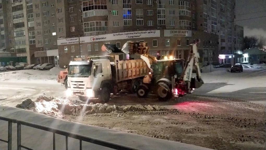 Ночная уборка снега. В оперативном режиме организована уборка и вывоз снега с улиц города, подсыпка дорог и тротуаров противогололедными материалами, уборка остановок общественного транспорта Большой проблемой для выполнения... Ночная уборка снега. В оперативном режиме организована уборка и вывоз снега с улиц города, подсыпка дорог и тротуаров противогололедными материалами, уборка остановок общественного транспорта Большой проблемой для выполнения...