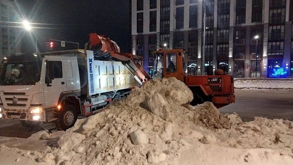 Ночная уборка снега. В оперативном режиме организована уборка и вывоз снега с улиц города, подсыпка дорог и тротуаров противогололедными материалами, уборка остановок общественного транспорта Большой проблемой для выполнения... Ночная уборка снега. В оперативном режиме организована уборка и вывоз снега с улиц города, подсыпка дорог и тротуаров противогололедными материалами, уборка остановок общественного транспорта Большой проблемой для выполнения...