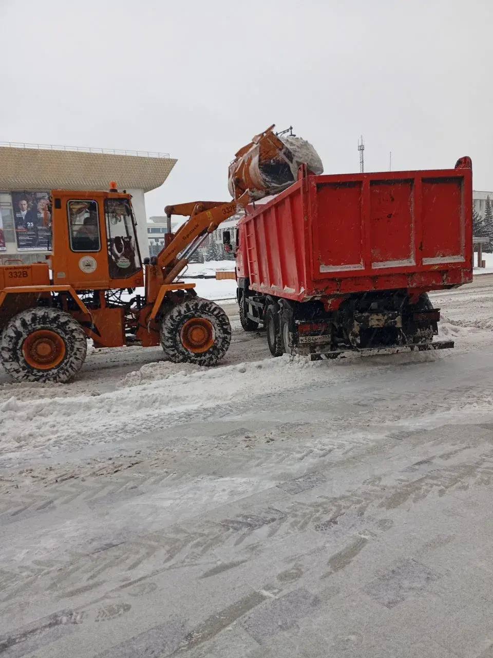 Снег убираем, весну встречаем! Снег убираем, весну встречаем!