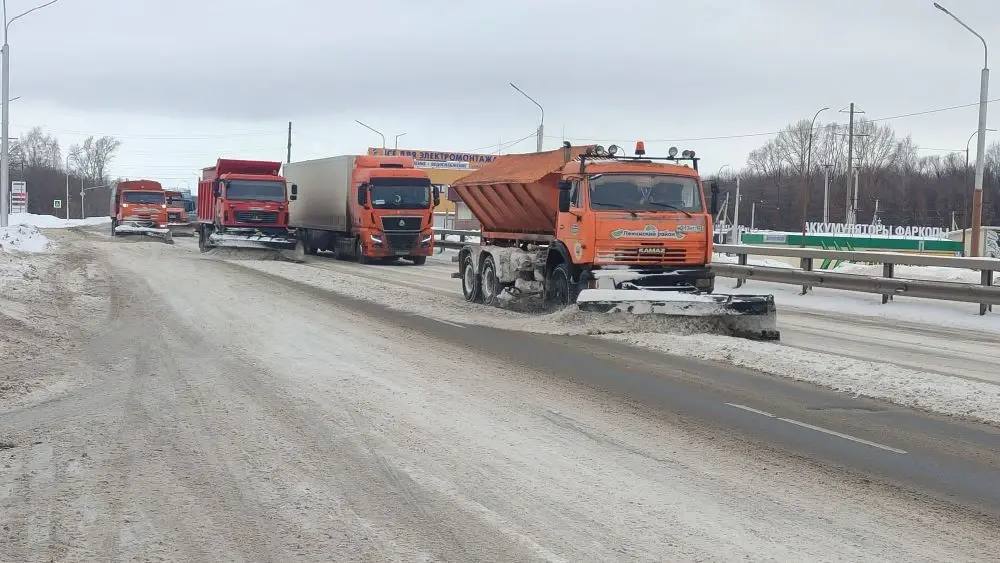 У снега нет выходных, как и у городских служб!