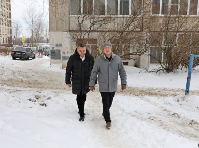 Уборка снега на контроле. Мэр Уфы Ратмир Мавлиев вместе с начальником УКХиБ Арсеном Латыповым лично проинспектировал, как чистят снег на улицах и во дворах города – Темп не снижаем! По прогнозам март будет снежным...