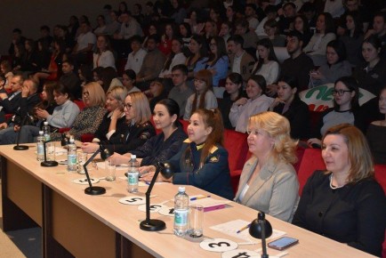 Сотрудник Управления по контролю за оборотом наркотиков приняла участие в студенческом мероприятии