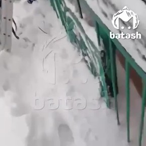 Школьница застряла между острыми штырями забора в центре Уфы