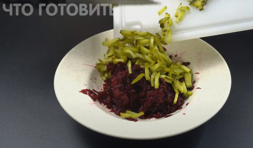 Весенний свекольный салат с огурцом и кунжутом: здоровое решение для вашего стола