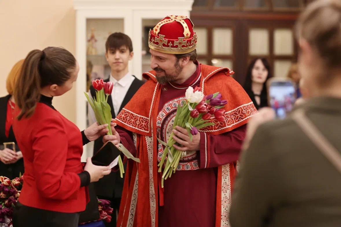 Ратмир Мавлиев: В преддверии Международного женского дня поздравили прекрасных женщин с наступающим праздником Ратмир Мавлиев: В преддверии Международного женского дня поздравили прекрасных женщин с наступающим праздником