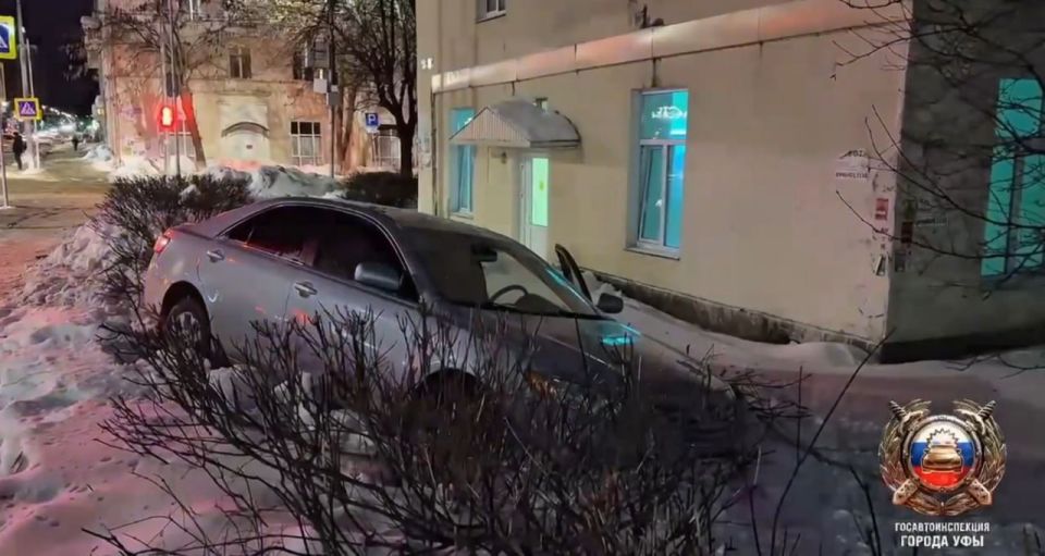 Автомобиль с выключенными фарами привлек внимание автоинспекторов в Уфе около 7 утра