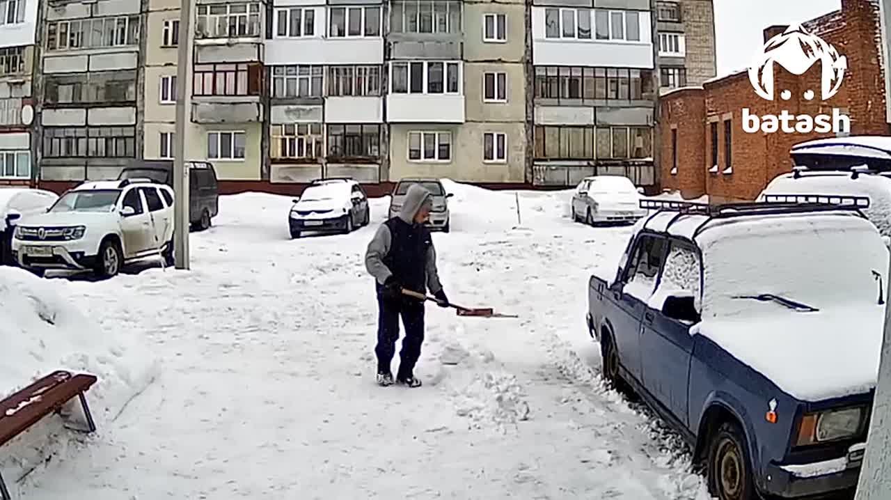 84-летняя пенсионерка своими руками чистит снег у подъезда в уфимской Шакше — пока коммунальщики делают вид, что всё ок
