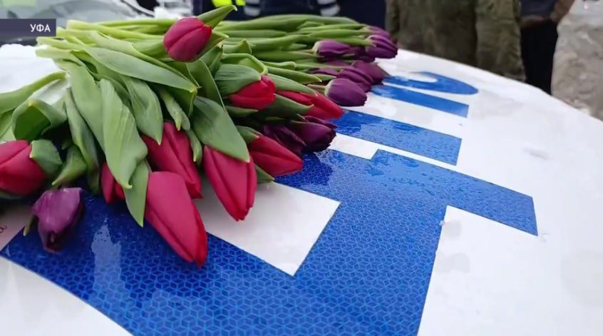 В Уфе сотрудники ГАИ поздравили автоледи с наступающим 8 Марта