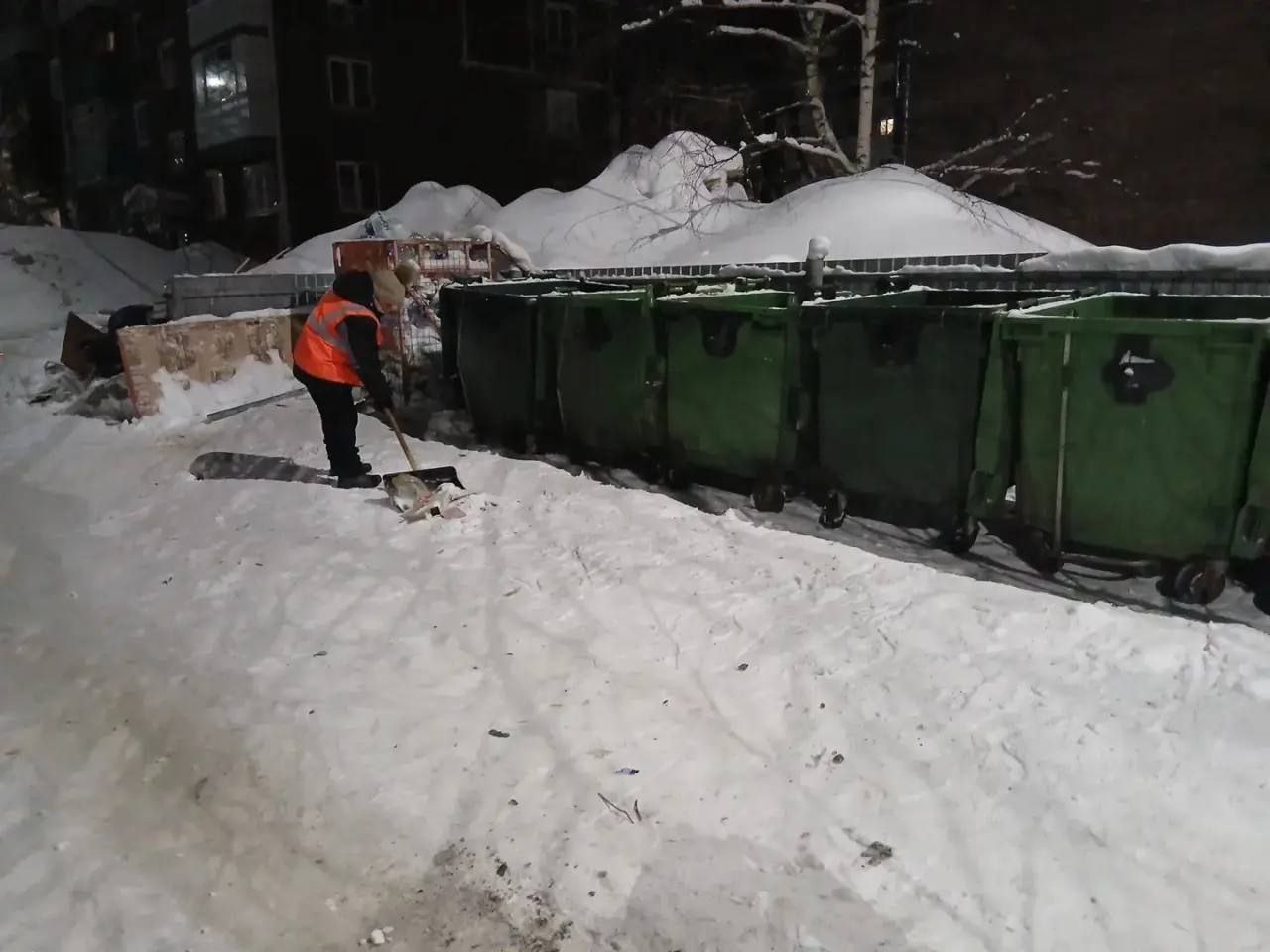 Работают днем и ночью. Резкие температурные перепады создают серьёзные сложности для коммунальных служб Работают днем и ночью. Резкие температурные перепады создают серьёзные сложности для коммунальных служб