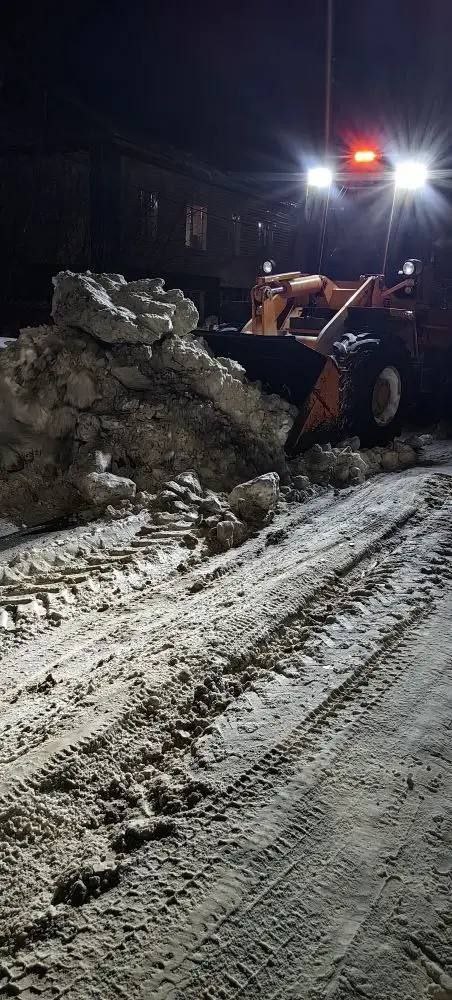 Работают днем и ночью. Резкие температурные перепады создают серьёзные сложности для коммунальных служб Работают днем и ночью. Резкие температурные перепады создают серьёзные сложности для коммунальных служб