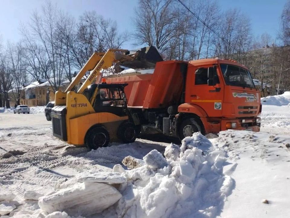 В полную силу. Коммунальные службы трудятся и днем, и ночью Специалисты очищают остановки и тротуары, вывозят снег и обрабатывают реагентами проезды и пешеходные зоны Просим автовладельцев не парковать личный транспорт под...