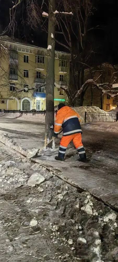 Работают днем и ночью. Резкие температурные перепады создают серьёзные сложности для коммунальных служб Работают днем и ночью. Резкие температурные перепады создают серьёзные сложности для коммунальных служб