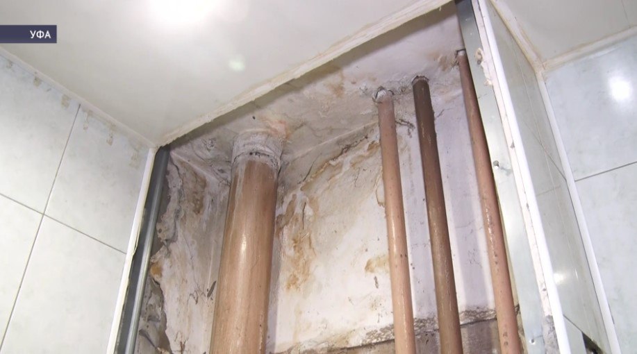 В Уфе жители многоэтажки жалуются на постоянные потопы