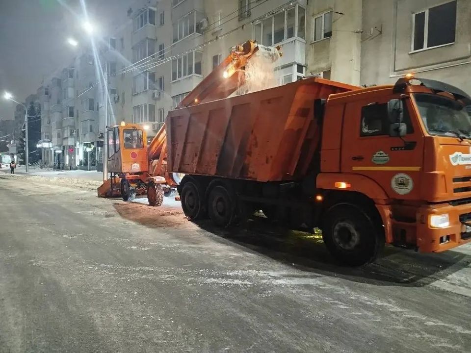 Что это у вас на носу? Выходные? А вот и нет - пост про уборку снега