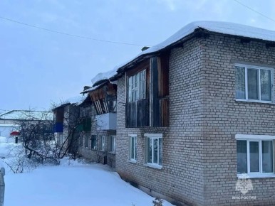 В Башкирии снег продавил крышу многоквартирного дома