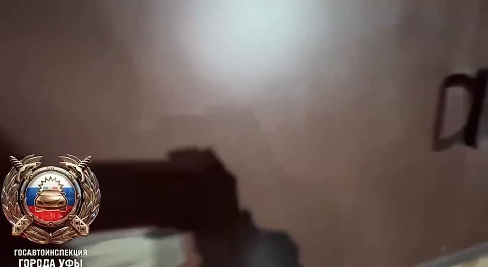 Сотрудники Госавтоинспекции Уфы совместно с администрациями районов города проводят эвакуацию автомобилей, припаркованных вдоль дорог и мешающих уборке снега