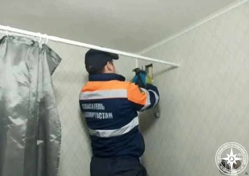 В Туймазах из вентиляционной шахты жилого дома достали ворону