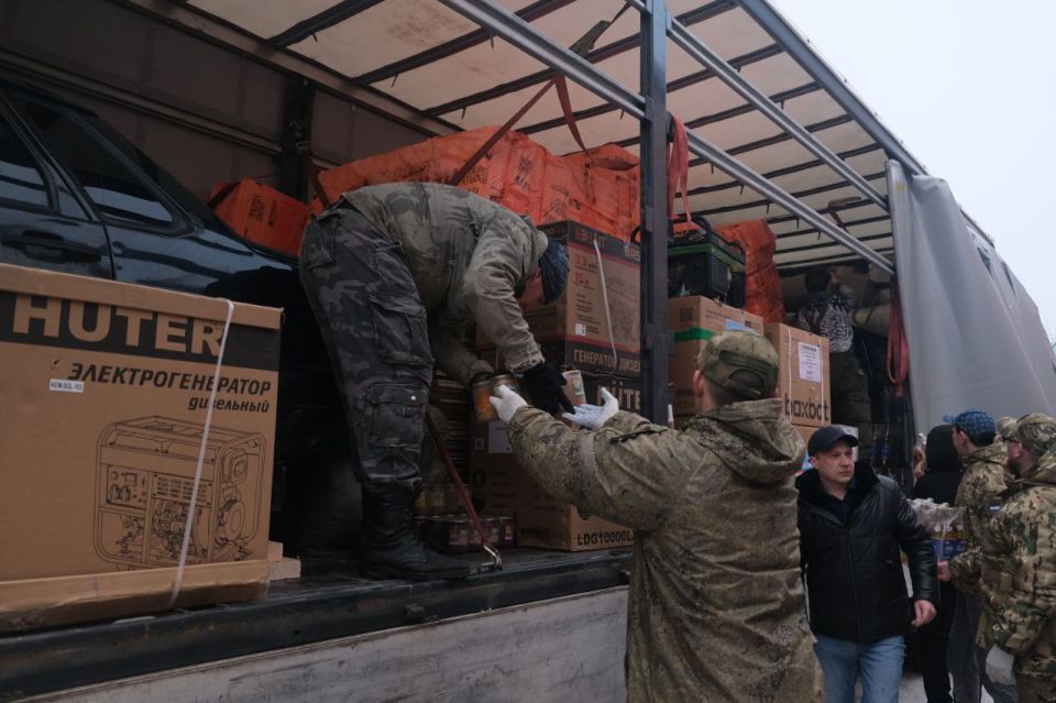 С утра занимаемся погрузкой очередного гуманитарного конвоя на базе нашего единого логистического центра