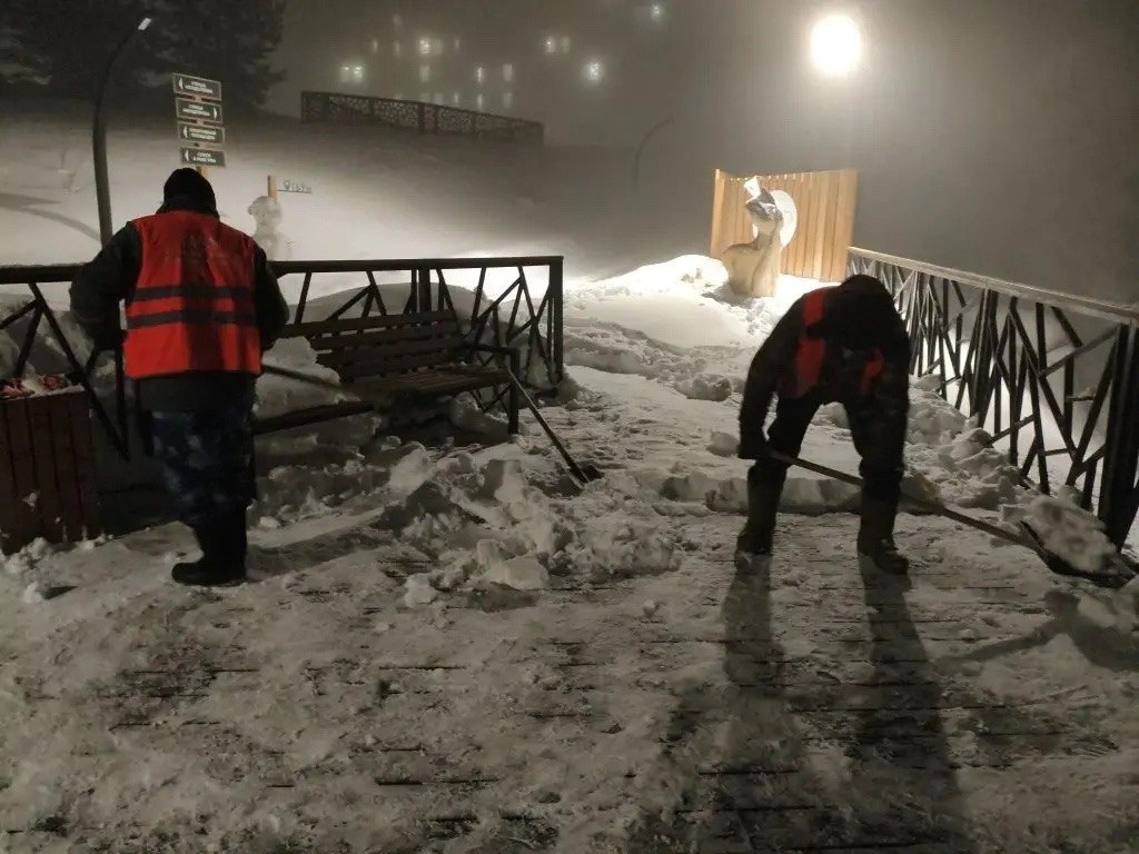 Коммунальные службы продолжают усиленную работу по уборке снега Коммунальные службы продолжают усиленную работу по уборке снега