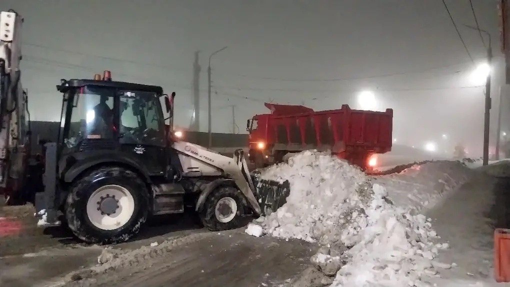 Коммунальные службы продолжают усиленную работу по уборке снега Коммунальные службы продолжают усиленную работу по уборке снега