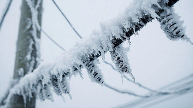 В Краснокамском районе снег с крыши едва не убил пенсионерку