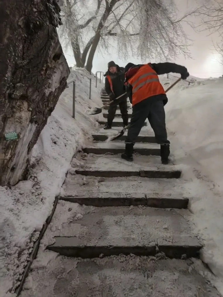 Коммунальные службы продолжают усиленную работу по уборке снега Коммунальные службы продолжают усиленную работу по уборке снега