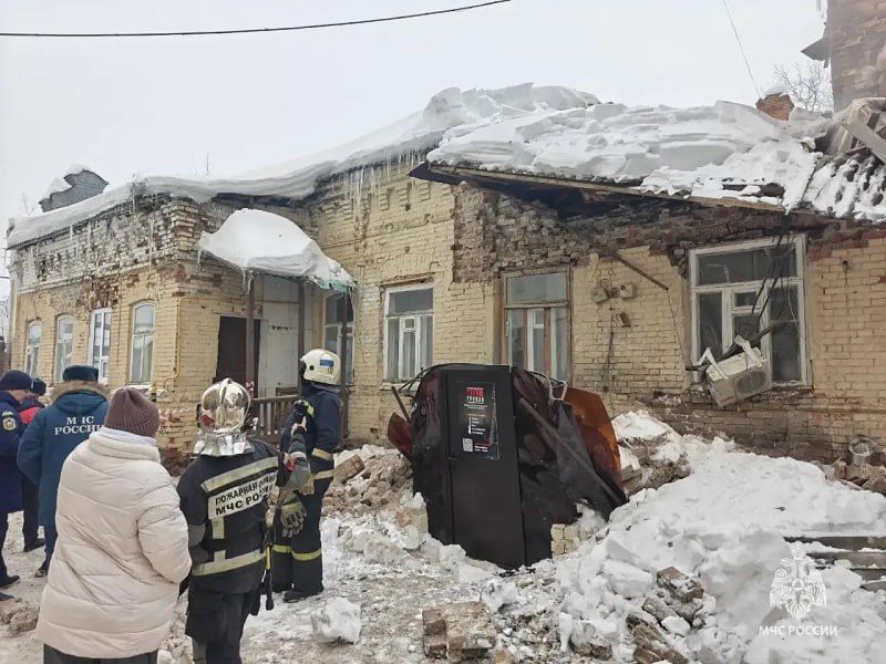 За выходные снег повредил кровли трех зданий