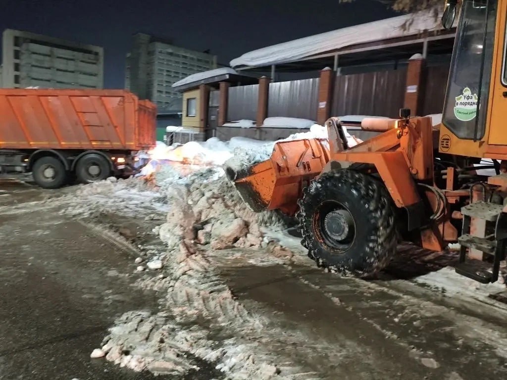 Коммунальные службы продолжают усиленную работу по уборке снега