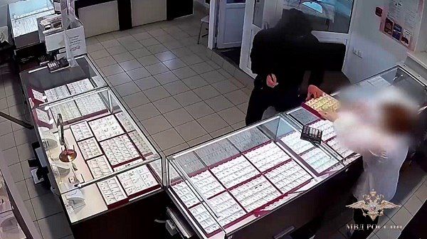 В Белебее пасынок с отчимом ограбили ювелирный магазин