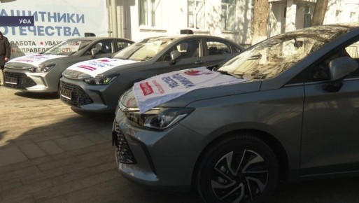 Анна Цивилева и Радий Хабиров вручили ветеранам СВО ключи от спецавтомобилей