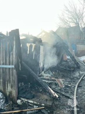 Спасли мужчину при пожаре. Как сообщили в МЧС, в Сипайлово по улице Озерной огонь охватил два бревенчатых домах и баню