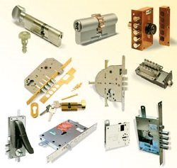 Как выбрать надежный замок для входной двери: практическое руководство