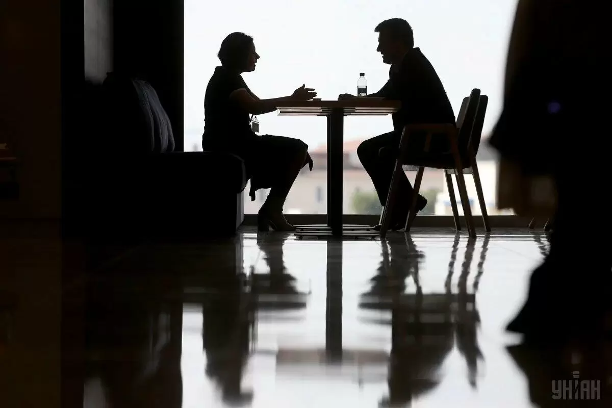 Как манипуляторы завоевывают доверие: 10 фраз, которые стоит знать