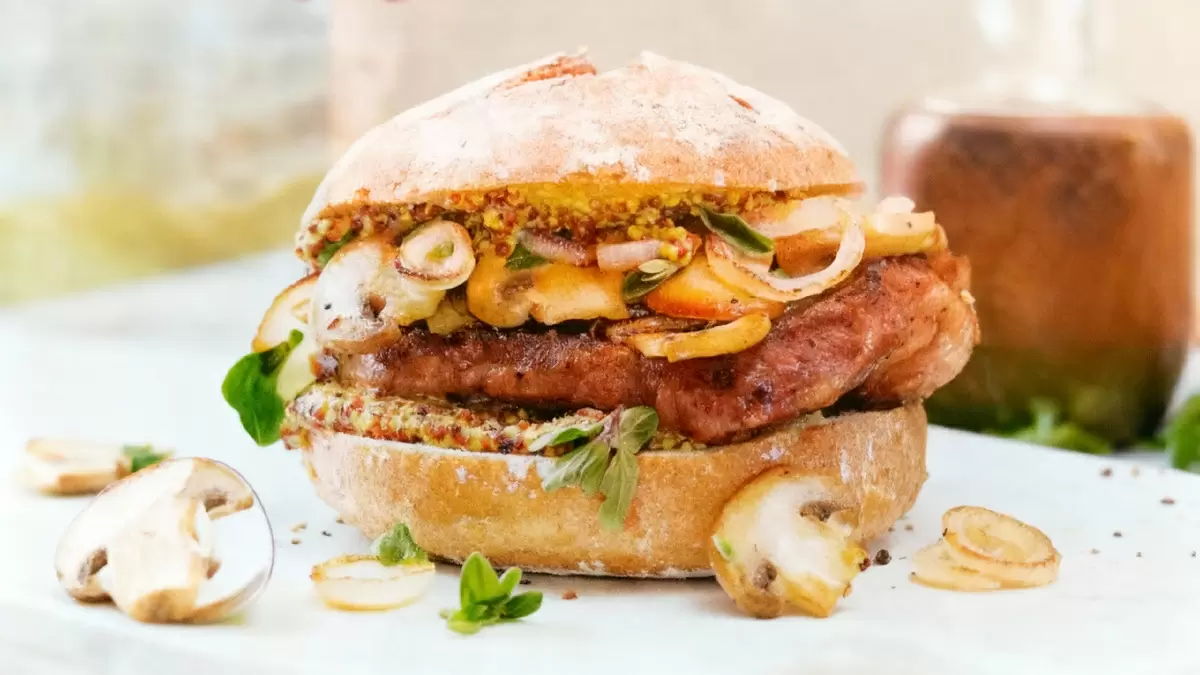 Ржаные бургеры с свиными шницелями и шампиньонами: удивите своих близких домашним кулинарным шедевром
