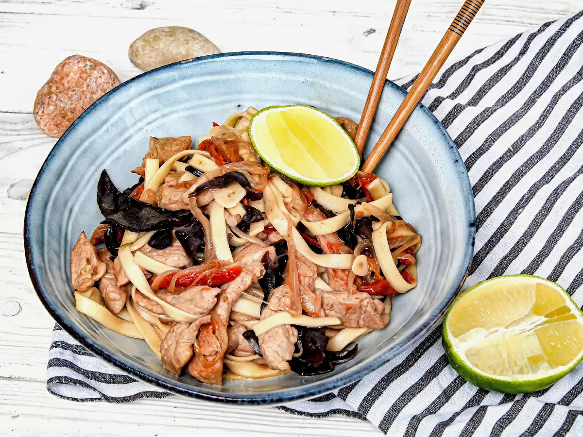 Удон со свининой: восхитительное блюдо с тонким соусом демиглас и грибами