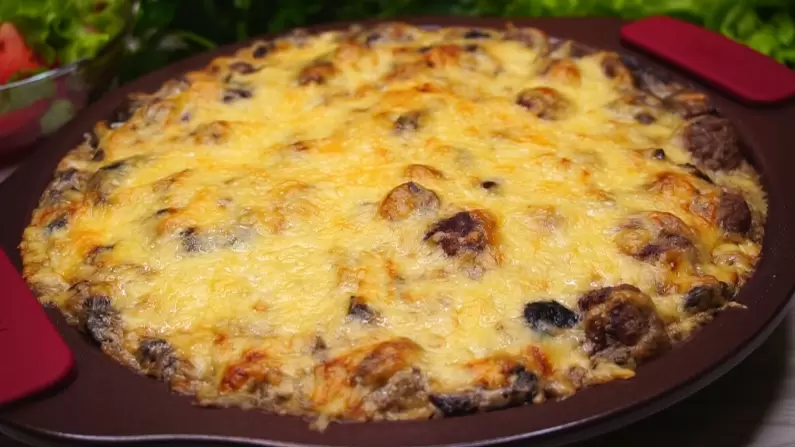 Запеканка с фрикадельками в сметанном соусе