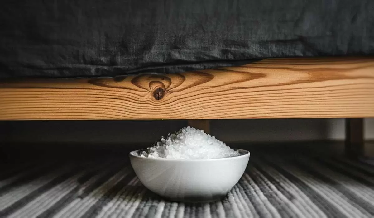 Соль под кроватью: как избавиться от негатива и улучшить качество сна