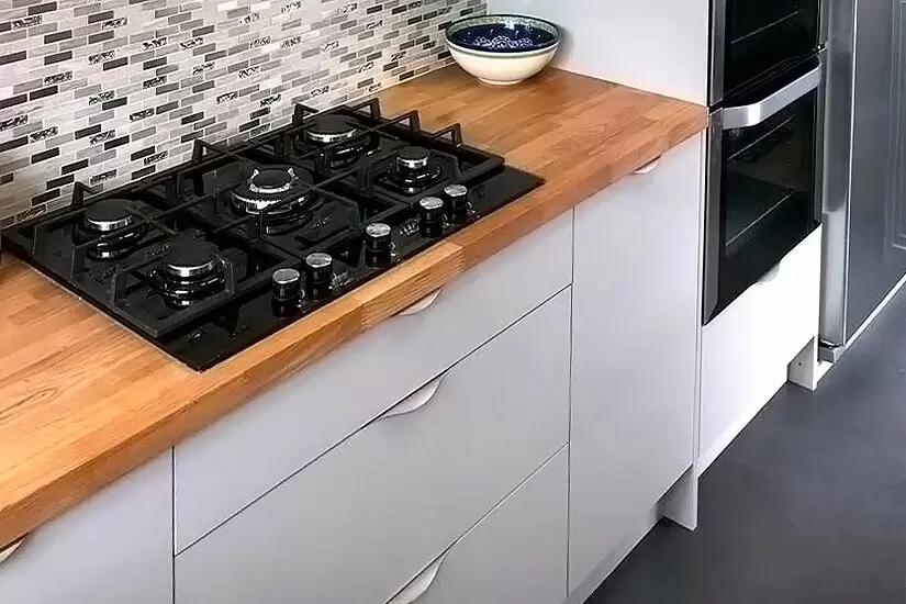 Как защитить кухонную столешницу: советы по установке варочной панели
