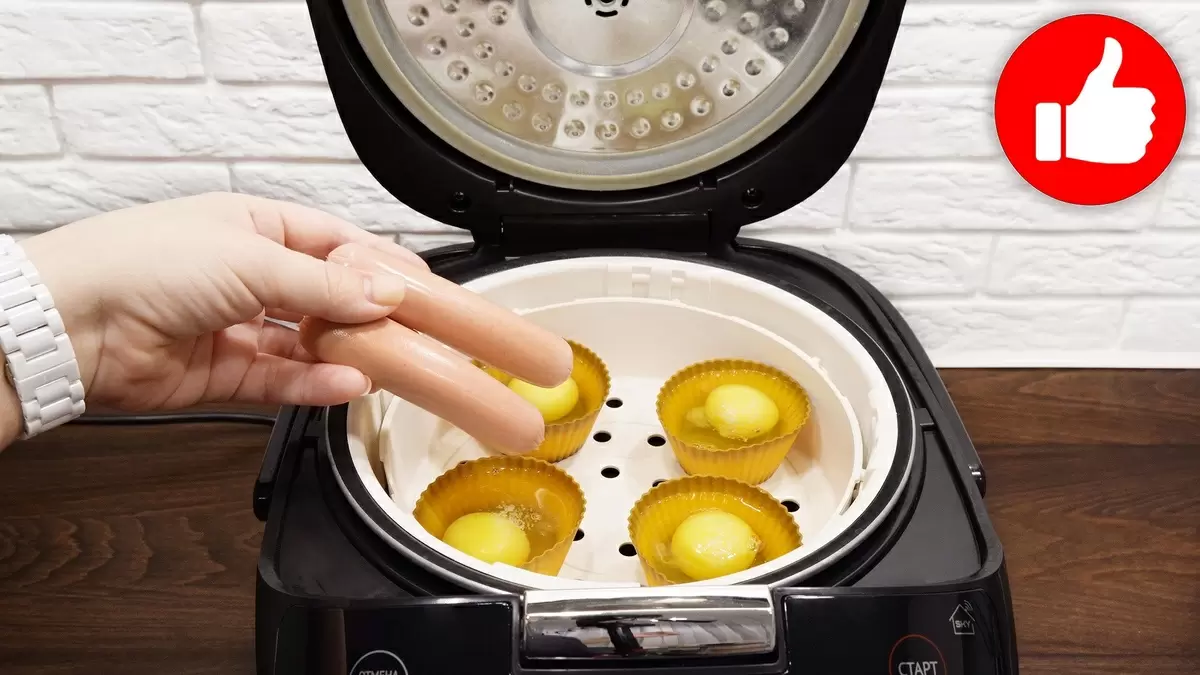 Вкусный и быстрый обед: яйца с сосисками на пару в мультиварке