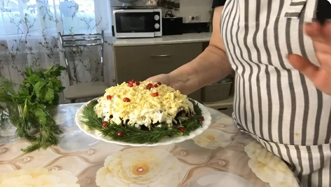 Салат с курицей и черносливом: идеальное угощение на праздничный стол