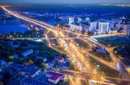 Рабочие уронили кирпичную стену на детскую площадку во время сноса здания в Уфе