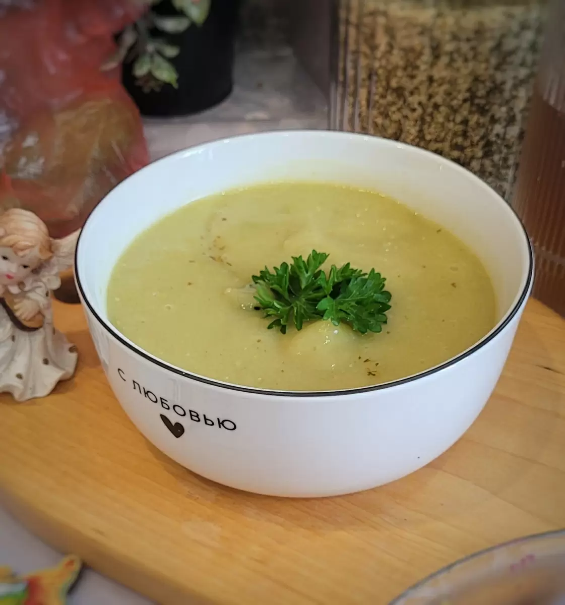 Укротите голод: Мягкий суп-пюре из кабачка и зеленого горошка в считанные минуты