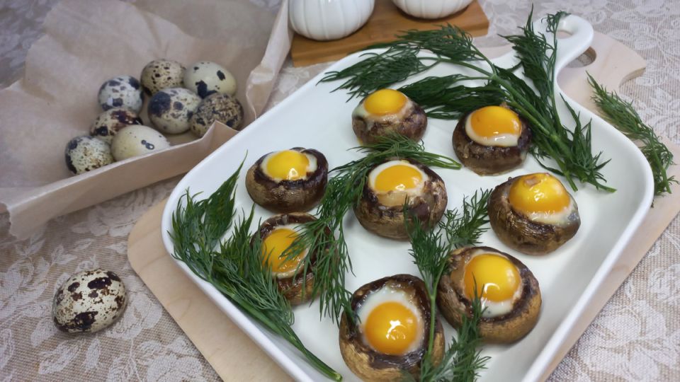 Нежный вкус: фаршированные шампиньоны с перепелиными яйцами как эффектная закуска