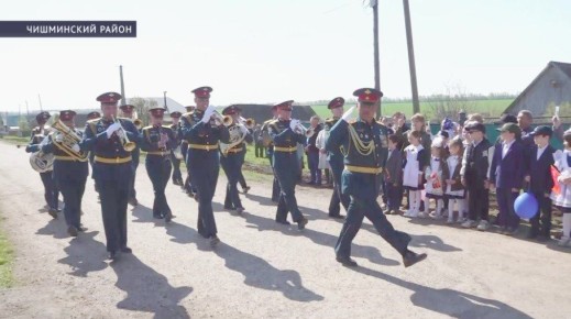В Чишминском районе прошел парад для ветерана