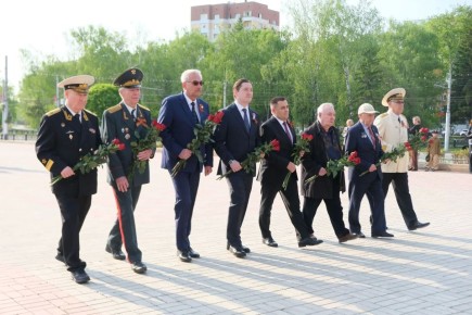 Традиционно торжественные мероприятия ко Дню Победы начались с возложения к мемориальному комплексу «Вечный огонь», затем к стеле воинам-интернационалистов и мемориалу участникам специальной военной операции