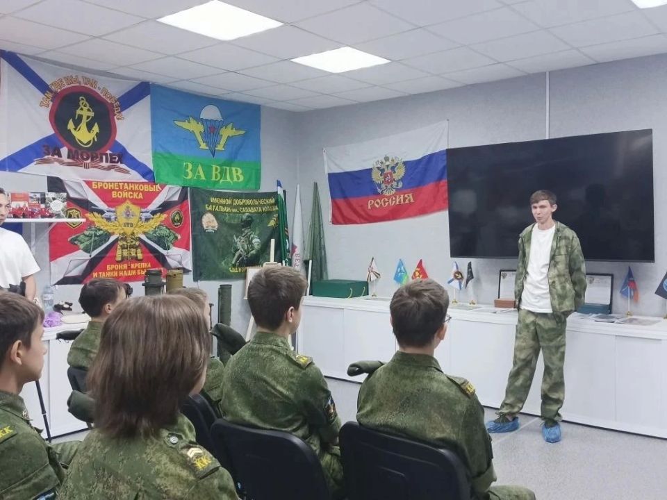 В Доме СВОих гость из Уфы. Участник специальной военной операции Андрей Кузьмин провёл для стерлитамакских ребят урок мужества В Доме СВОих гость из Уфы. Участник специальной военной операции Андрей Кузьмин провёл для стерлитамакских ребят урок мужества